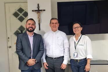 El Párroco de la Iglesia Santa Ana, Carlos Mario Ochoa nos honró con su visita.