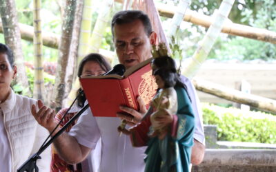 El Presbítero Carlos Mario Ochoa Gómez realizó la ceremonia para bendecir la imagen de nuestra Virgen María Auxiliadora