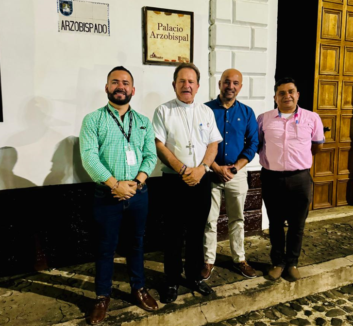 Se reúnen el Arzobispo Monseñor Hugo Torres y nuestro Rector Dr. Fáber Alzate en Santa Fe de Antioquia.